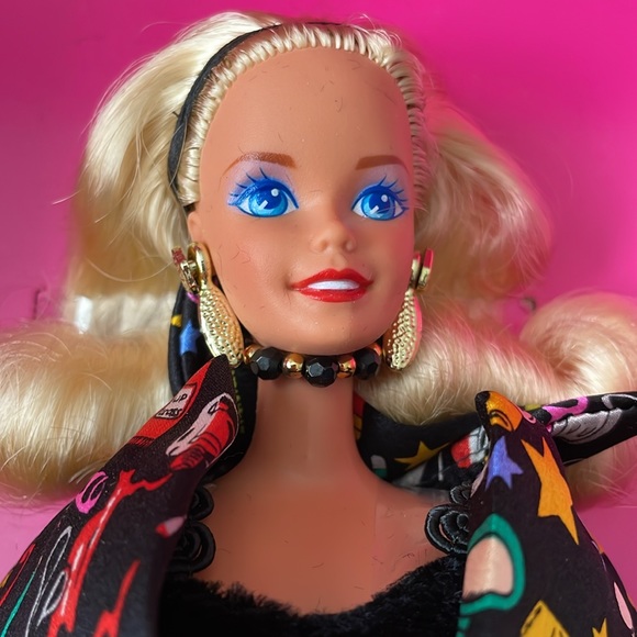 Savvy Shopper Barbie - Picture 2 of 12